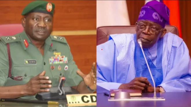 Ọgagun Christopher Musa wọ aṣọ ologun, Aarẹ Bola Tinubu wọ agbada olomi aro, o si de fila