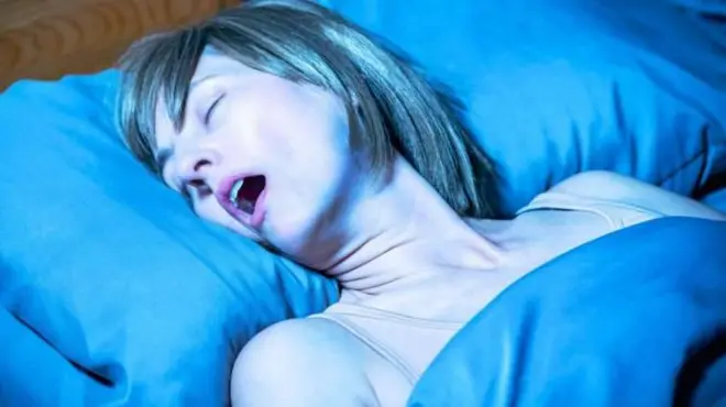 මුඛය විවරව නිදා සිටින කාන්තාවක්