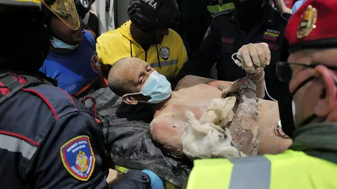 Hombre rescatado entre los escombros