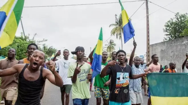 Umati wa watu uliingia barabarani kusherehekea unyakuzi huo wa kijeshi