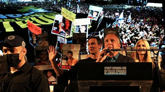 Специальный посланник США на Ближнем Востоке Стив Уиткофф (в центре), Джаред Кушнера (слева) и Иванка Трамп. Уиткофф выступает перед толпой на площади Заложников в Тель-Авиве, Израиль, 11 октября 2025 года