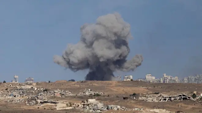 Дым поднимается над сектором Газа после израильской бомбардировки, вид с позиции на израильской стороне границы 5 октября 2025 года в южной части Израиля.