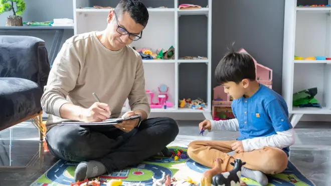 ऑटिझम म्हणजे काय? आई-बाबांनी आपल्या बाळाचं कसं निरीक्षण करावं?