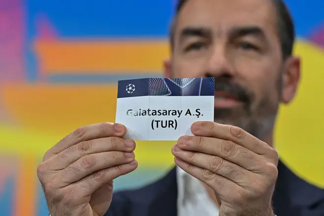 Galatasaray yazılı kura yazısını gösteren Robert Pires 