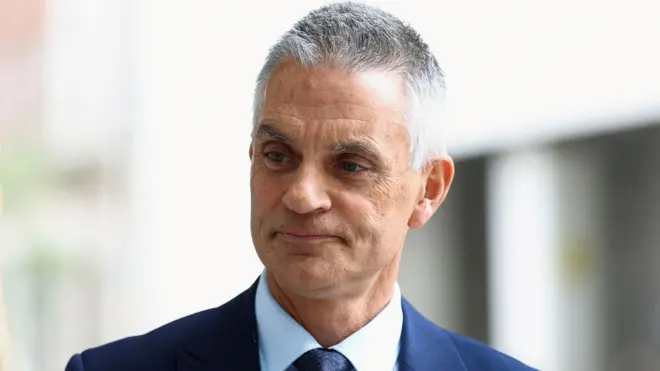 2022年4月28日,BBC总裁蒂姆·戴维在伦敦BBC国际部办公楼外的资料照片