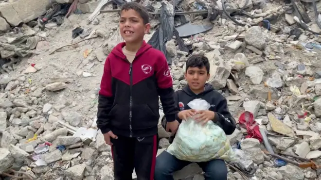 طفلان فلسطينيان يبيعان الكعك في غزة