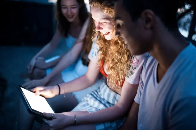 ကလေးသူငယ်တွေ လူမှုကွန်ရက်သုံးခွင့် ပိတ်တာ ဒါ ပထမဆုံး မဟုတ်