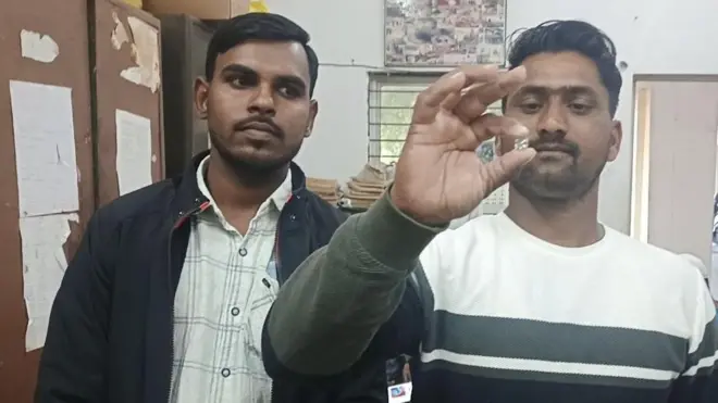 साजिद मोहम्मद और सतीश खटीक खुदाई के दौरान मिले हुए हीरे के साथ