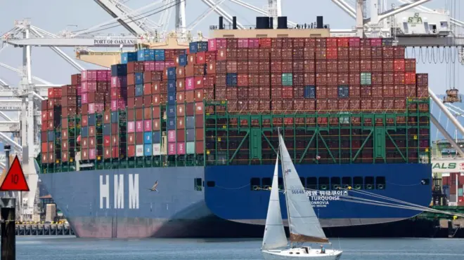 ኮንቴነሮችን የጫነች ግዙፍ መርከብ