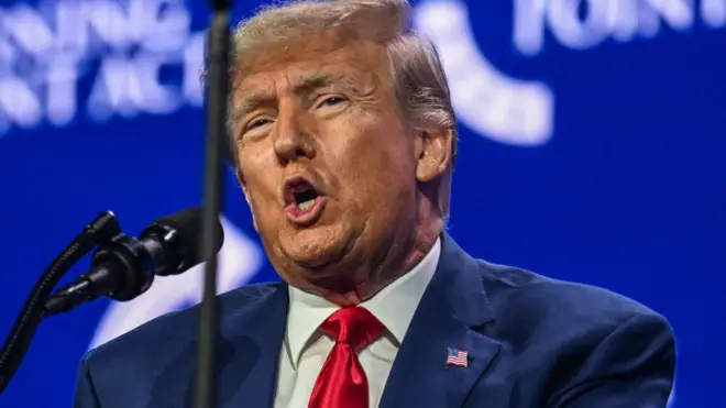 ডোনাল্ড ট্রাম্প, সাবেক মার্কিন প্রেসিডেন্ট, রাজনৈতিক আখ্যা দিয়ে তার বিরুদ্ধে আনা মামলাগুলিকে নাকচ করেছেন