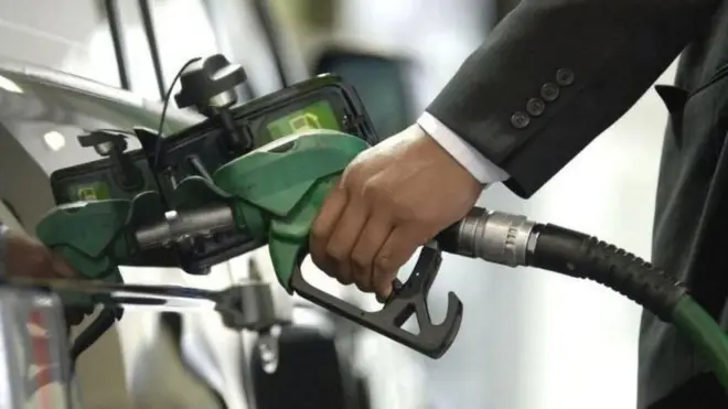 ነዳጅ የሚቀዳ ሰው 