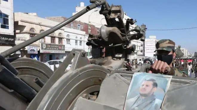 تشنّ الولايات المتحدة، بالاشتراك أحياناً مع بريطانيا، غارات ضد ما تقول إنه مواقع عسكرية للحوثيين في اليمن. 