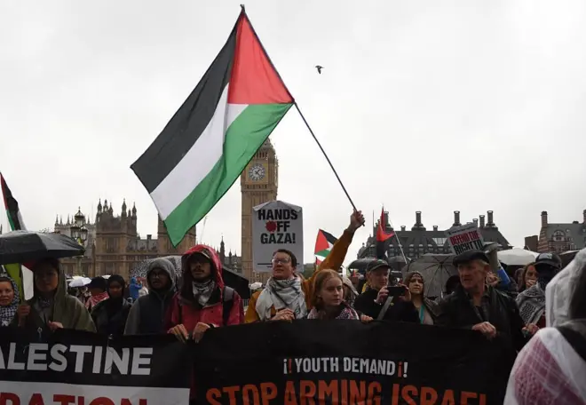 متظاهرون مؤيدون لفلسطين يجتازون بيغ بن في لندن وهم يطالبون بحظر بيع الأسلحة لإسرائيل وإنهاء الحرب على غزة