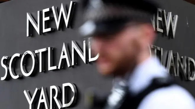 پلیس در برابر ساختمان پلیس لندن