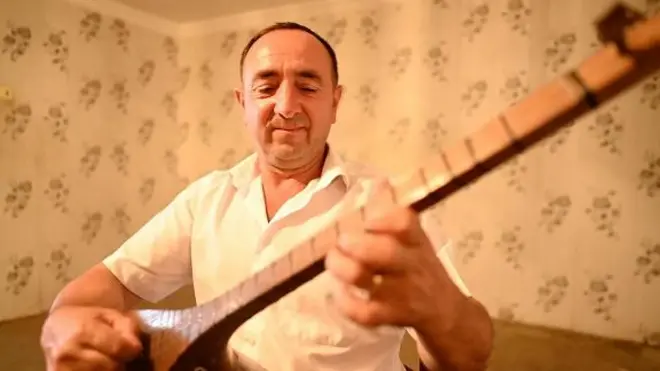 Aşıq sazı sinəsinə sıxıb...