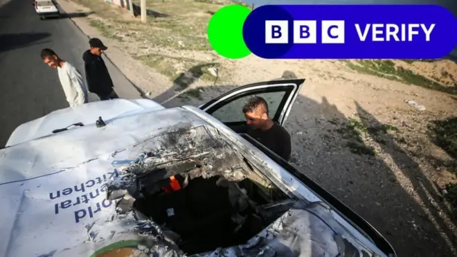 مركبة تحمل شعار المؤسسة الخيرية وقد قُصف سقفها 