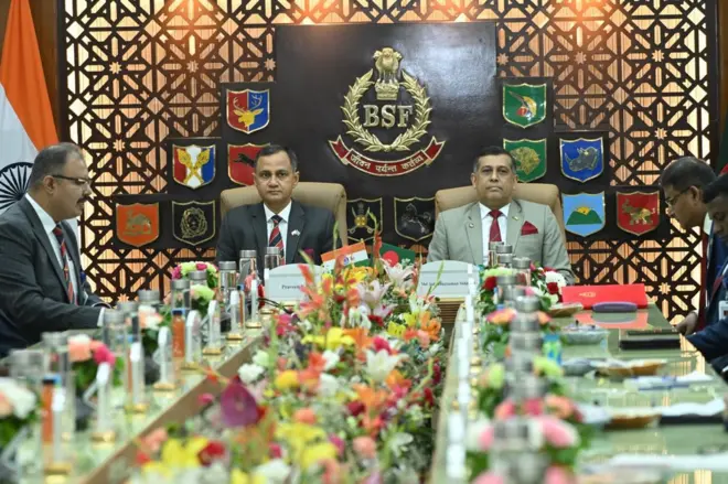 ভারতীয় প্রতিনিধিদলের নেতৃত্বে ছিলেন বিএসএফ-এর মহাপরিচালক প্রবীণ কুমার (বাঁয়ে) এবং বাংলাদেশ প্রতিনিধিদলের নেতৃত্বে ছিলেন বিজিবি-র মহাপরিচালক মেজর জেনারেল মোহাম্মদ আশরাফুজ্জামান সিদ্দিকী (ডানদিকে)