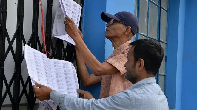 सिलीगुड़ी में मतदाता सूची में अपने नाम ढूंढते लोग