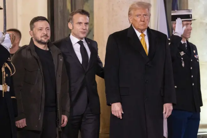 Volodymyr Zelenskiy, le président ukrainien, de gauche, Emmanuel Macron, le président français, et le président élu américain Donald Trump quittent le palais présidentiel de l'Élysée, à Paris, en France, le samedi 7 décembre 2024.