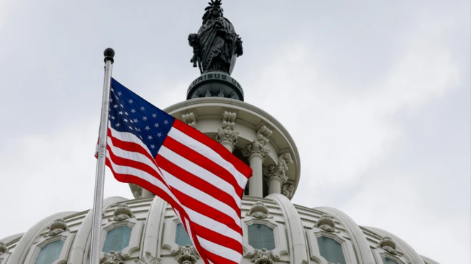 Àwòrán àsíá Amẹ́ríkà ní iwájú ilé ìjọba Amẹ́ríkà