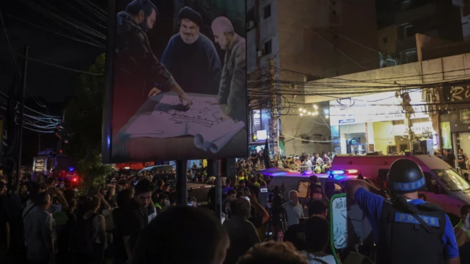 تجمع لعدد من المواطنين بالقرب من المبنى الذي تم استهدافه في الضاحية الجنوبية في بيروت 