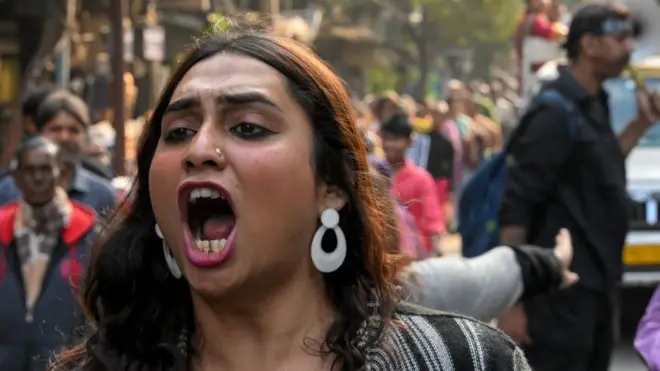 सोशल एक्टिविस्ट कोलकाता में 16 जनवरी 2025 को एक डॉक्टर के साथ हुए बलात्कार और हत्या की निंदा करते हुए नारे लगाते हैं