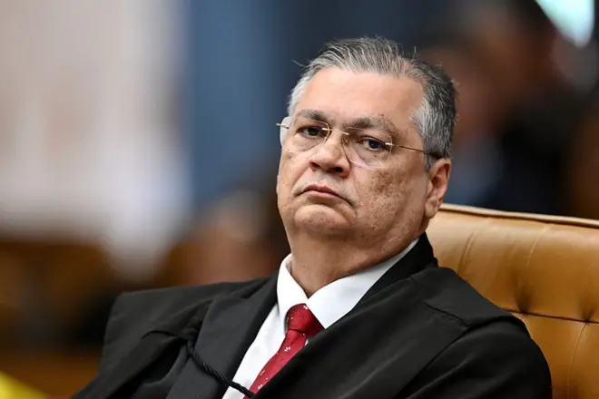Flávio Dino sério em plenário do STF
