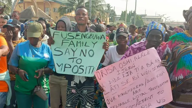 Awon idile Fusengbuwa lasiko ifehonuhan naa, wọn gbe akọle oriṣiriṣi dani