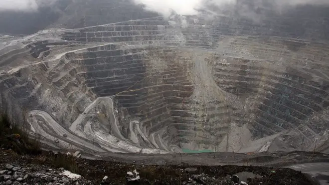 Jika pemerintah memutuskan tidak memperpanjang kelonggaran ekspor mineral mentah, Freeport akan kesulitan menjual hasil tambangnya ke luar negeri.