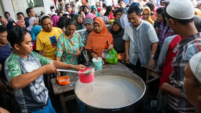 Warga Solo dan sekitarnya antre untuk mendapatkan bubur samin di Masjid Darussalam secara cuma-cuma.