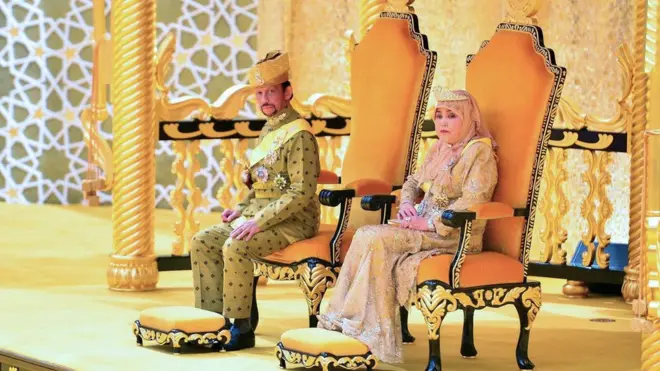 สมเด็จพระราชาธิบดี และสมเด็จพระราชินี