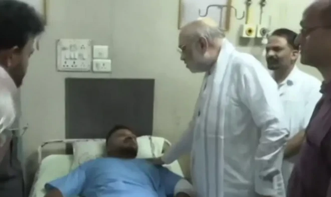 Medios indios publicaron imágenes del sobreviviente en una cama de hospital reuniéndose con el ministro del Interior, Amit Shah.