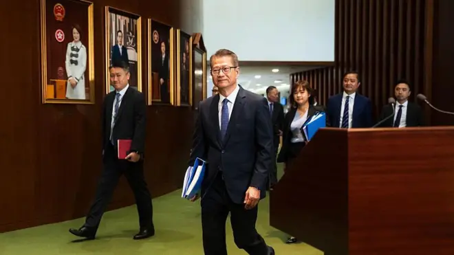 2月25日，香港新一份《财政预算案》出炉，财政司司长陈茂波在立法会发布2026/27年度财政预算案。