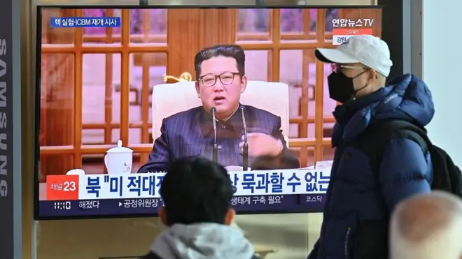 북한이 최근 잇따른 제재 공세에 이어 미국과의 '장기 대결'을 준비하면서 핵·장기 무기 실험을 재개할 수 있음을 시사했다.