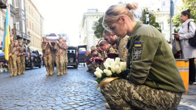 Soldados ucranianos rinden honor a sus colegas caídos en la guerra