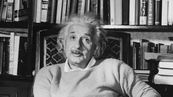 Albert Einstein en su biblioteca en 1934