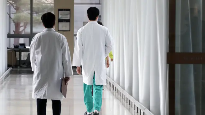 서울의 한 대형 종합병원에서 의료진이 발걸음을 옮기고 있다