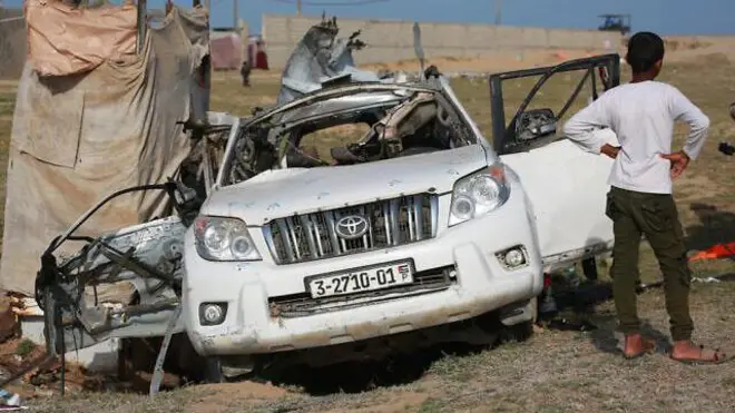 سيارة عمال الإغاثة في المطعم المركزي العالمي بعد استهدافها في غزة