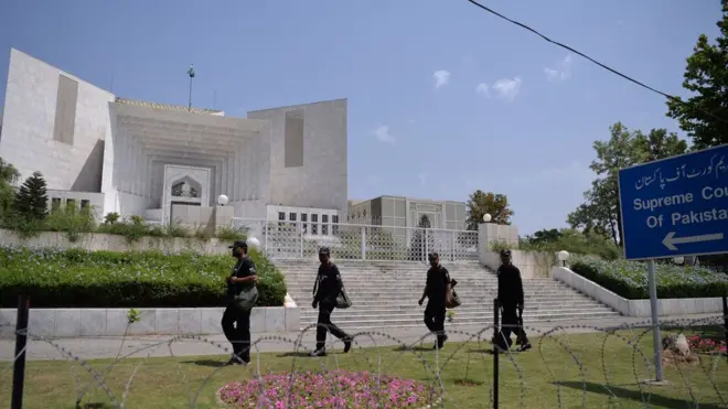 عدالت پاکستان تحریک انصاف کے چیئرمین عمران خان اور سیکرٹری جنرل جہانگیر ترین کی نااہلی سے متعلق درخواستوں کی سماعت کر رہی ہے