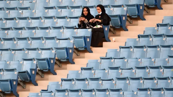 سمحت المملكة بدخول النساء السعوديات لملعب رياضي لأول مرة في أيلول/ سبتمبر من هذا العام