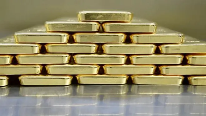 شمش‌های طلا روی هم چیده شده‌اند