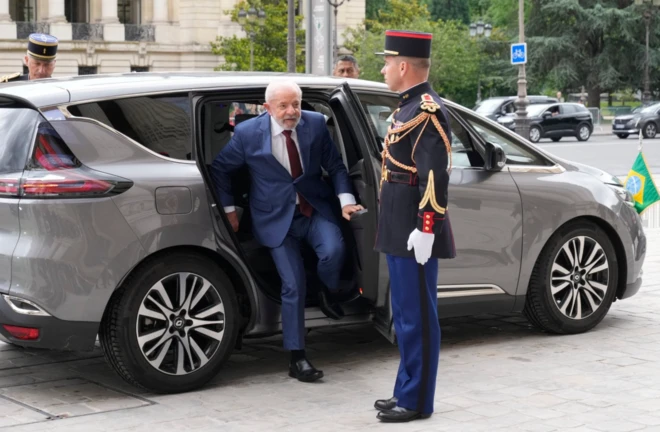 Lula desde de carro na França