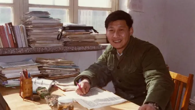 习近平把"红二代"势力排除出权力核心的同时，在自己身边安插了同自己在不同时期共事过的平民出身的官员。图为1983年在河北正定办公室里的习近平。