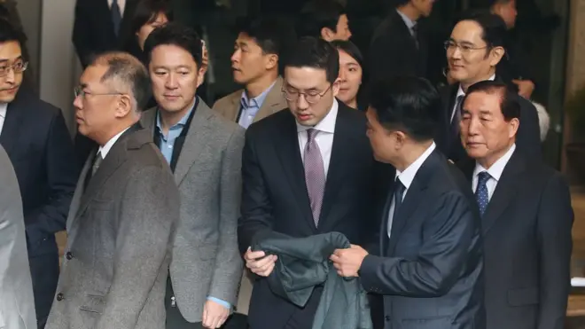 정의선 현대자동차 수석부회장과 구광모 LG 회장, 이재용 삼성전자 부회장이 지난해 1월 15일 대통령 초청으로 열리는 '2019 기업인과의 대화'에 참석하기 위해 서울 중구 대한상의에서 청와대로 향하는 버스에 탑승하고 있다