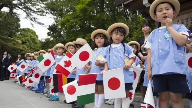 School children welcomed the leaders to the Shinto shrine