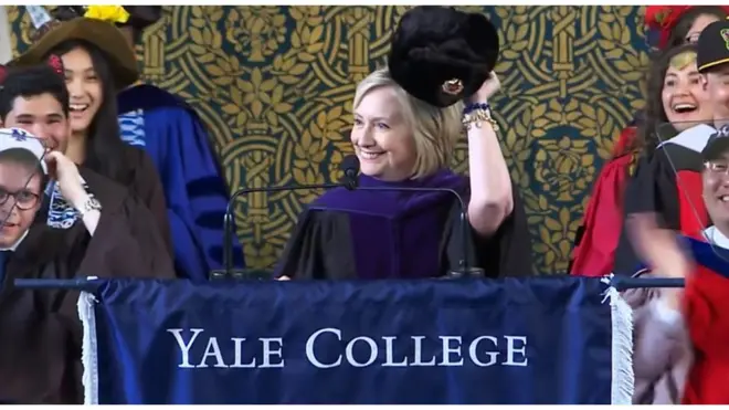 Хиллари Клинтон принесла в Йель русскую шапку. Зачем?