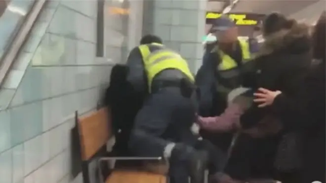 Paylaşılan videoda kadın, kızının önünde metrodan istasyona sürükleniyor