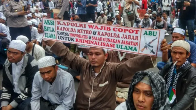 Massa FPI menuntut agar Mabes Polri merespon tuntutan agar Kapolda Jabar dicopot dari jabatannya.
