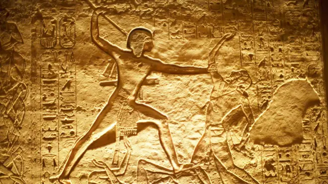 الملك رعمسيس الثاني يضرب الأعداء خلال معركة حربية عصر الأسرة الـ 19