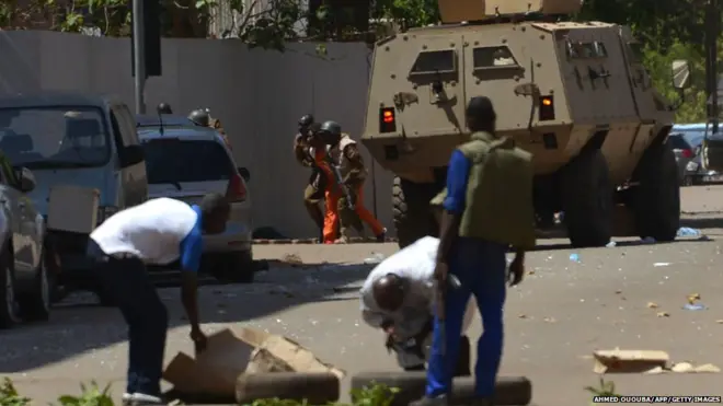 Special forces dey battle di attackers